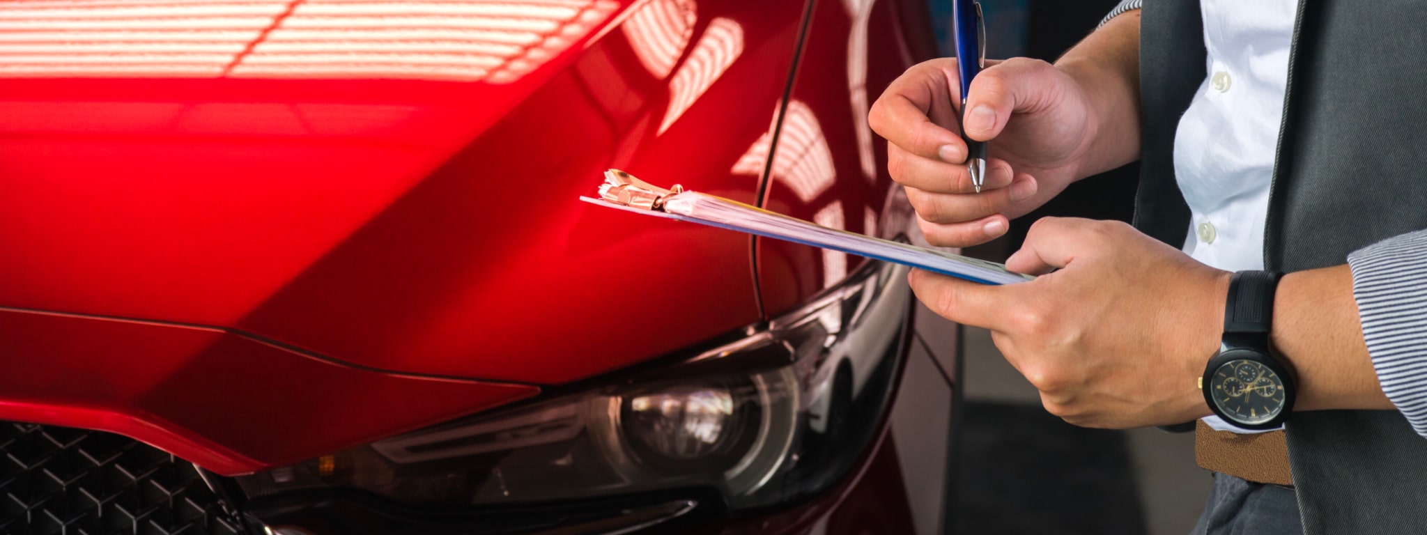 Carro a ser inspecionado num centro de inspeção automóvel em Portugal